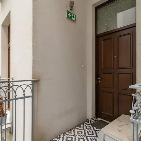 Golden House - Cosy 2